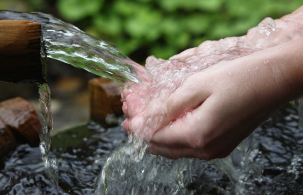 agua saliendo de manantial 620+400